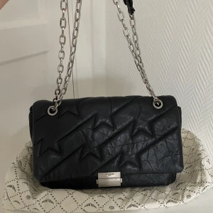 Zadig & Voltaire Väska  - Snygg Zadig & Voltaire väska i svart läder med silver detaljer. Lite större modell, som man både kan ha som shoulder bag och cross body. Använd men fortfarande mycket fint skick! 