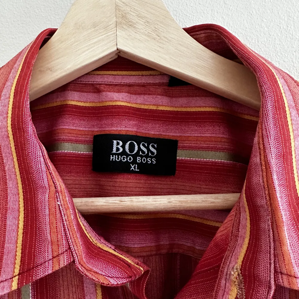 Rolig fin skjorta från Hugo Boss. Används inte då den är lite för färgglad för mig. Saknar en knapp därav priset. Skjortor.