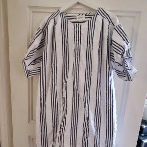 Klänning - Sommarklänning från monki! Väldigt luftig och skön. Säljer då det inte är min stil!