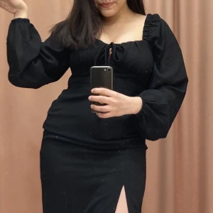 Långärmad klänning  - Vacker långärmad klänning från Gina Tricot, nypris 499 kr. Perfekt skick, använd 2 gånger. 
