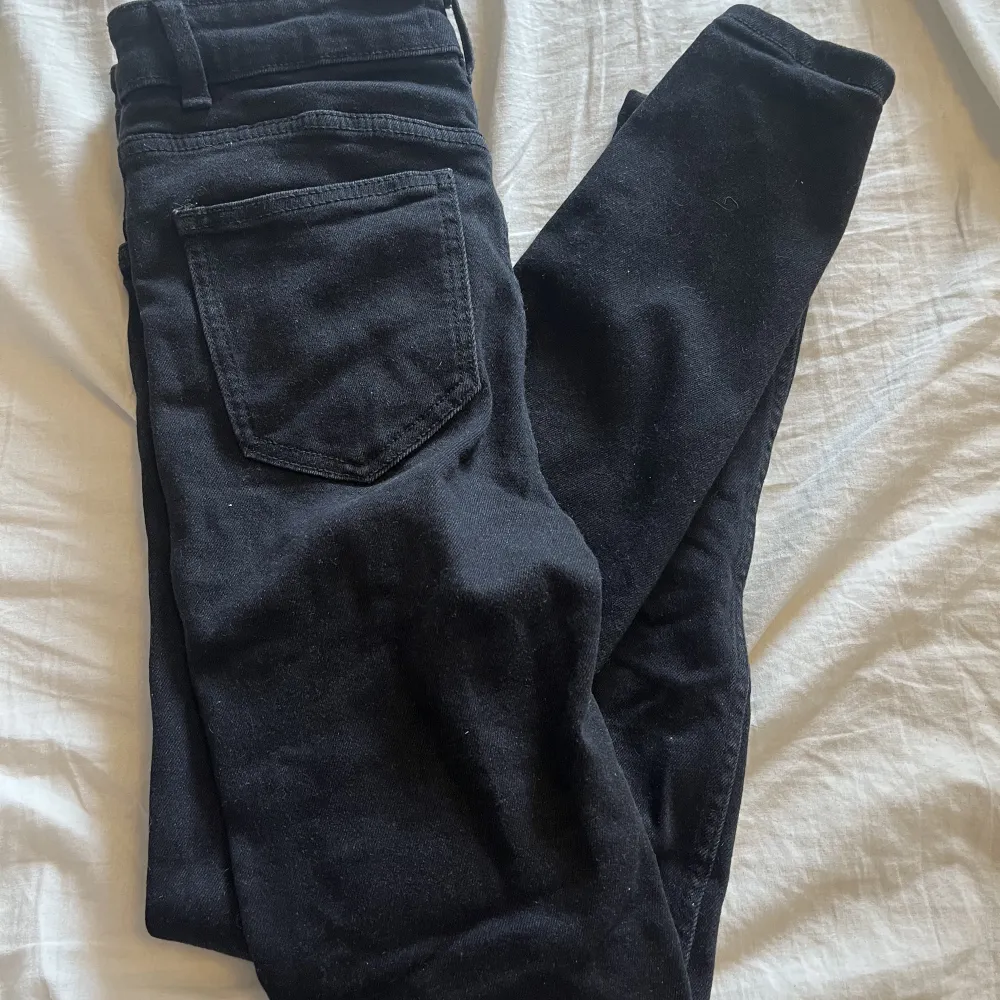 Svarta jeans från Zara, använt fåtal gånger. Stretchigt lite tjockare tyg. Medium hög midja.  . Jeans & Byxor.