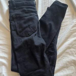 Svarta jeans från Zara, använt fåtal gånger. Stretchigt lite tjockare tyg. Medium hög midja.  