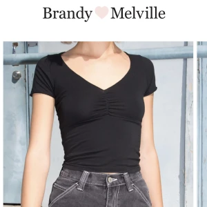 Brandy T-shirt  - T-shirt från brandy Melville. Använd några gånger men fint skick. Frakt kostar 15 kr 