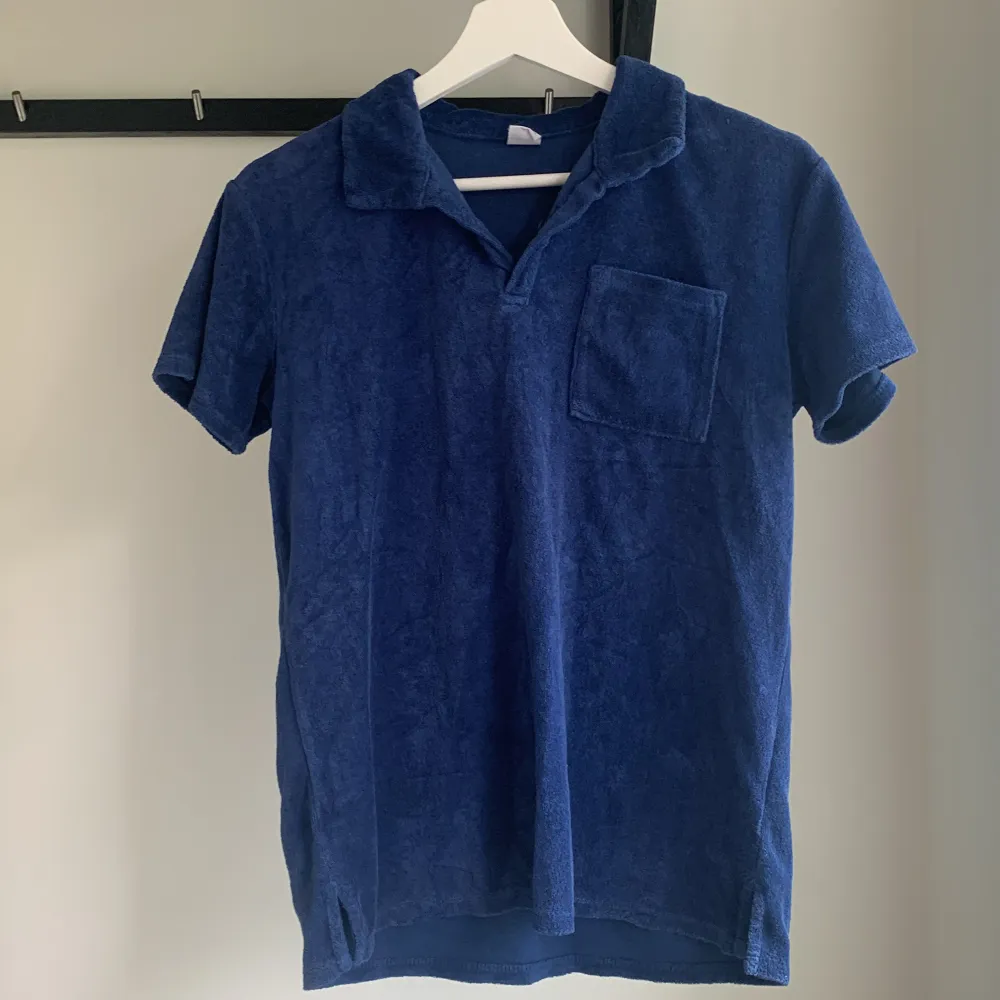 Riktigt snygg och trendig blå frotté. Bra skick har bara använt den några gånger förra sommaren och är köpt ifrån Lindex. Kontakta mig för mer info eller liknande 😁. T-shirts.