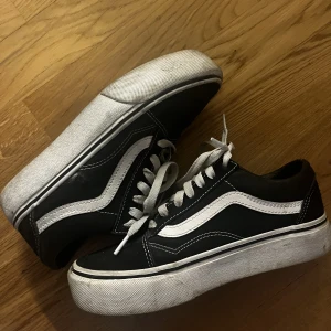 Vans i storlek 36  - Säljer mina vans med lite platåsula eftersom de inte kommer till användning. Använt kanske 10-15 gånger! 