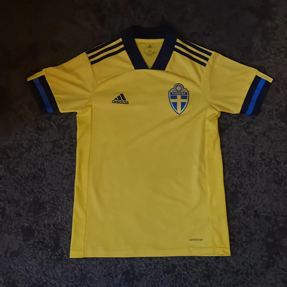 Fin fotbollströja i storlek XS men passar till S. T-shirts.