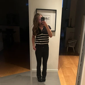 Randig väst från Stories  - En jättefin väst köpt förra hösten. Andvänd cirka fem gånger och är inte alls noppig. 