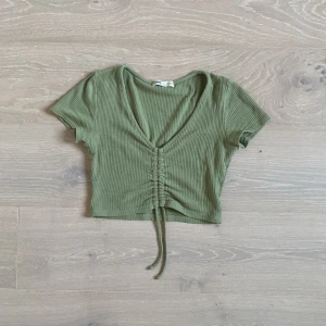 Grön V-ringad topp - Fick i julklapp. Lite svår att ta på mig för sömmen längst ner är sydd konstigt men annars i bra skick