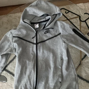 Nike Tech Fleece Grå - En Nike Tech Fleece använd i gott skick i storlek S  