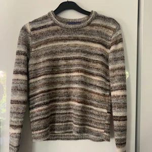 Stickad tröja - Stickad tröja i härliga bruna färger, perfekt till hösten 🍁 Från JJXX