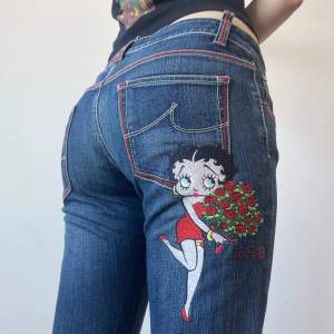 Så unika lågmidjade y2k jeans med Betty Boop! Midjemått: 87 cm. Innerbensmått: 81 cm. Storlek 29. Endast frakt 🎀 använd gärna köp-nu ⭐️ om den inte är markerad sålt finns den kvar🥀