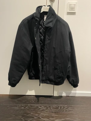 Supreme twill varsity jacket - Sällsynt Supreme jacka som släpptes i ett limiterat antal under ett av deras dropp. Jackan går knappt att få tag i pga låga utbud och hög efterfrågan. Jackan är oanvänd och i nyskick. Kan fraktas säkert och smidigt eller möjlighet till upphämtning !