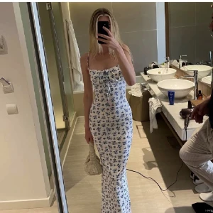 Blommig klänning - Säljer denna jättefina oanvända klänningen i stl S. Lånade bilder<33