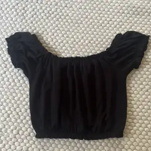 En svart croped top som kan användas som både off shoulders och inte, frakt tillkommer 