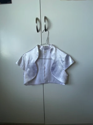 Bolero  - Säljer denna supersöta bolero som aldrig är använd. Älskar men har blivit för liten!😭😭❤️