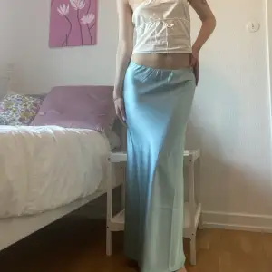 Jättefin kjol från Gina. Den har en liten ”fläck” (skriv för bild) Frakt tillkommer