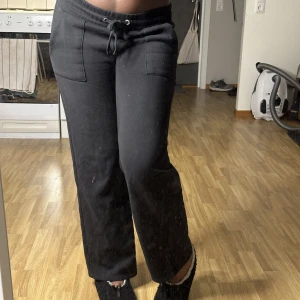 Lågmidjade mjukisbyxor - Jag säljer ett par sköna lågmidjade mjukisbyxor i färgen svart. Jag själv är 168 cm lång och byxorna är lite korta för mig i längden och därför rekommenderar jag att den som köper är korta än mig 🖤