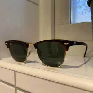 Ray-Ban Clubmaster - Sjukt clean Ray-Ban clubmaster i grymt skick. Använda ett fåtal gånger. Frakten står köparen för. Bara att höra av dig vid funderingar! Allt gott