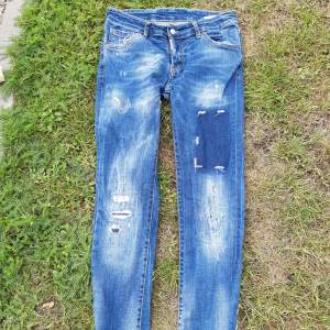 Ett par skitsnygga dsquared2 jeans med feta detaljer som texten på benen. Inte säker på att de är äkta.  har små spår av använding