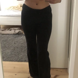 Yoga pants - Jättefina byxor med ett midjeband som går att vika ner för lågmidjat (bild 1-2). Använt ganska mycket men i bra skick! Jag har S men skulle säga att byxorna passar till M också då dem sitter liiite löst på mig!😊
