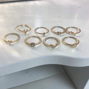 Säljer några guldiga ringar eftersom att jag inte längre använder guldsmycken. Alla köps tillsammans