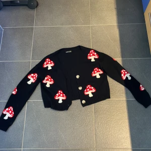 Mushroom top  - Gullig top från märket romve (SHEIN) Säljer på grund av inte min styl längre. Fairy core,etc 