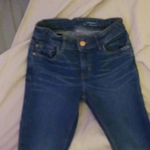 Jeans - Dom är typ helt nya jag har aldrig använt dom men jag har bara provat dom de kom pricis ur tvätten