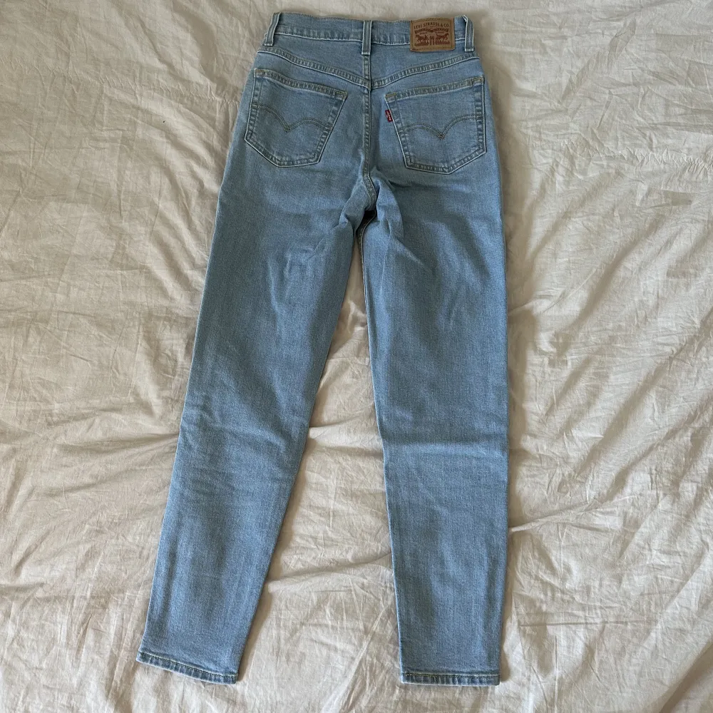 Blåa Levis jeans i mom jean modell, i jätte fint skick! . Jeans & Byxor.