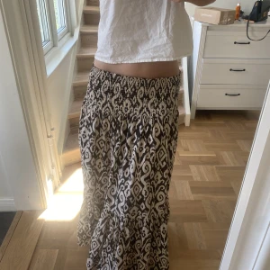 Lång kjol från zara - Säljer nu denna slutsålda kjol från zara använd en gång, passar mig som är 172