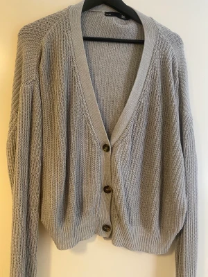 Kofta  - Grå stickad kofta från lager157. Lite oversized 🌼