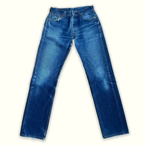 Vintage levis 501 - Längd: 106 cm Midja: 37 cm Benöppning: 19 cm  (Mätt på byxan när den ligger ner) Cond: vintage  Snabb deal = bättte pris  Perfekt för sommaren !