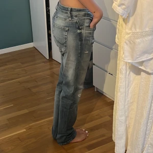 Low rise ljusa jeans - Så snygga jeans med slitningar. Tyvärr kommer de inte till användning så säljer nu! Sitter lösa på mig som är en 38a. Långa på mig som är 175!