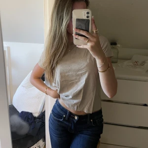 Beige T-shirt Zara - Em helt vanlig Beige T-shirt från Zara, jättebra skick och inga fel🤍💞