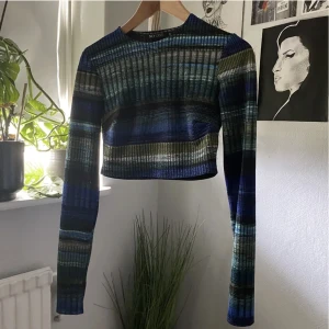 NLY one top - Superfin blå/grön topp från NLY one. Slutsåld på deras hemsida och jag har bara använt den 2 gånger. Storlek M. Skriv vid frågor eller funderingar, köparen står för frakten💗(samfraktar gärna)