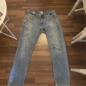 True Religion Jeans - Säljer mina fina true religion jeans då dem inte kommer till användning. Sitter bra på mig och jag är 165 cm lång. 💕
