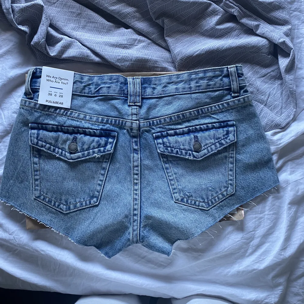 Säljer dessa trendiga, slutsålda jeansshortsen från Pull&Bear med jättesnygga fickor där bak!🤩🤩 Endast testade och alla lappar är kvar! Älskar dem men behöver tyvärr sälja då de inte passar och jag kan inte byta storlek pga att de är slutsålda. ❤️❤️. Shorts.
