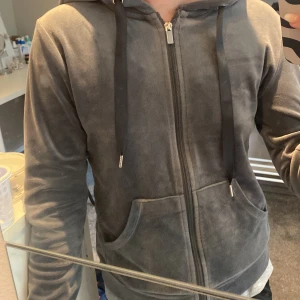 Zip tröja  - Här en en supersnygg zip långärmad tröja ifrån Gina trixat! 🥰 Har älskad denna tröjan för den är så bekväm och skön att ha på sig men säljer vidare för börjar bli för liten för mig. 🥰 