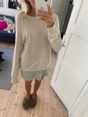 Sweatshirt - Säljer denna fina sweatshirt från hm i storlek S