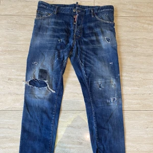 Dsquared2 jeans size 56 - Dsquared2 jeans size 56  Cond: 8.5/10  Pris: 800kr  100% äkta, dem är använda 2-3 gånger. Pm mig för mer info och bilder 