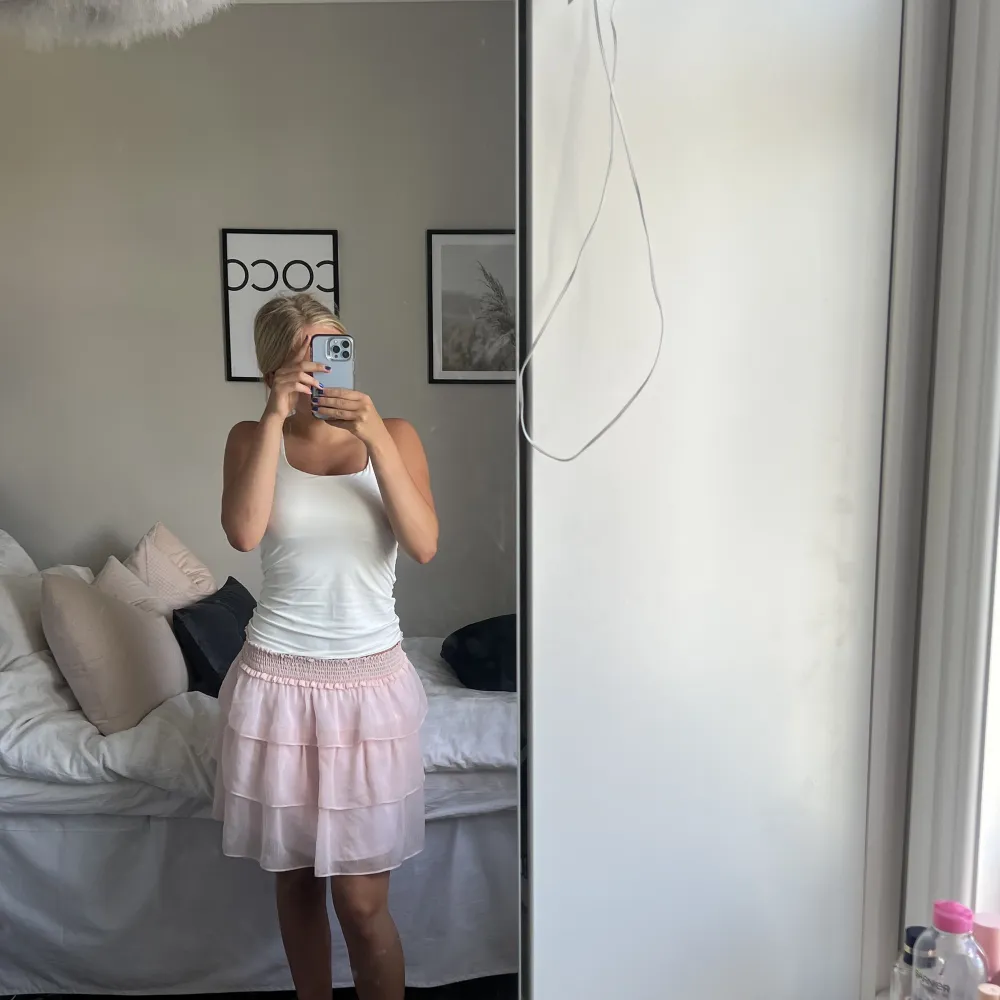 Säljer denna rosa kjol, också köpt på Plick men bara använd en gång💗priset går att diskuteras💗. Kjolar.