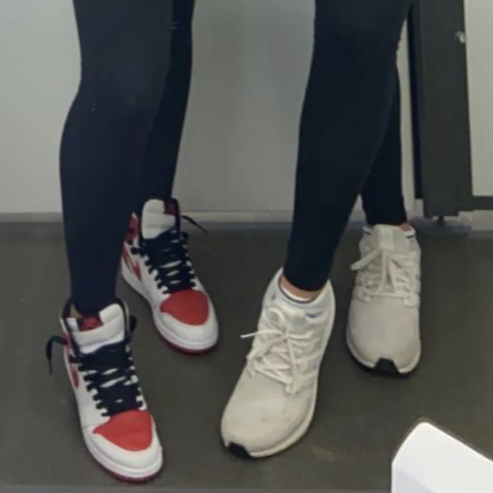 Säljer mina röda Nike Jordans sneakers, självklart äkta! Köpte i USA för ca 1 år sedan, säljer då de inte kommer till användning. Använda några fåtal gånger, så dom är nästan som nya❤️Jag har storlek 37-38 men storleken på skon är 14 years. . Skor.