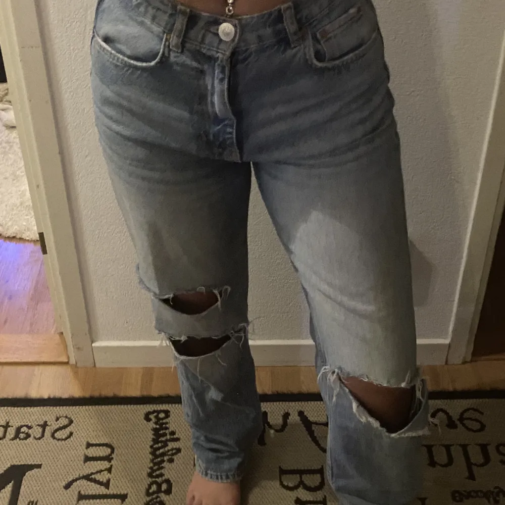 säljer jeans från ginatricot då de ej används, nypris tror jag var 500kr, säljer för 150+frakt. storlek 36 💞💞💞💞. Jeans & Byxor.