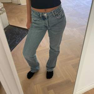 Zara straight midrise jeans, bra skick, säljer pga att de inte används längre☺️