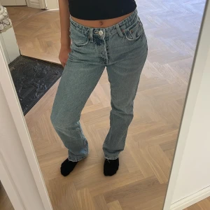 Zara jeans - Zara straight midrise jeans, bra skick, säljer pga att de inte används längre☺️