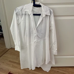 Skjortklänning Zara - Nästintill oanvänd klänning från Zara, väldigt bra skick. 