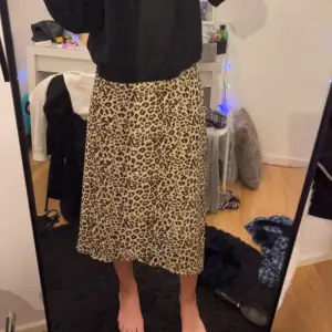Säljer min kjol från vero moda då jag inte använder den❤️skriv vid intresse och pris går att diskutera 