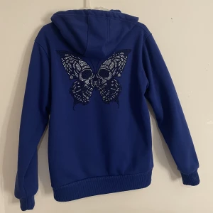 Lecacci blå zip-hoodie - Jag säljer min Lecacci zip-hoodie då den inte kommer till användning, har endast använt den fåtal gånger! Är i ett bra skick. Storlek S och färg blå. Pris 750 kr (+ev. Frakt) 💙💙 det är bara att skriva om eventuella frågor!