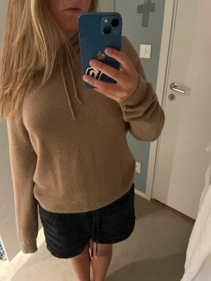 Soft goat hoodie - såå snygg kashmir hoodie från soft goat! storlek L men passar mig som brukar ha s/m❣️