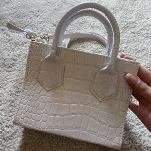 Handväska  - Vit liten handväska från shein. Aldrig använd 