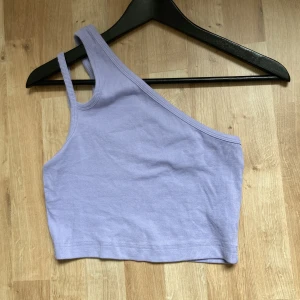 linne - weekday - dessa två linnen i färgen lila och svart säljs nu! Aldrig kommit till användning men super fina sommar eller fest toppar!🤩